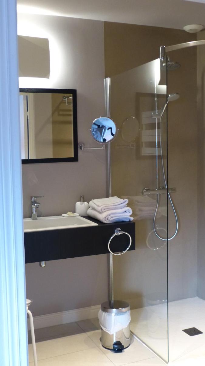 Salle de bains dans l'établissement L'Aubinière Hôtel Restaurant & Spa