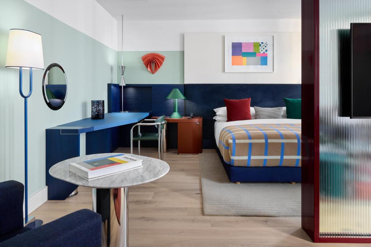 Ein Sitzbereich in der Unterkunft Kimpton Main Frankfurt by IHG