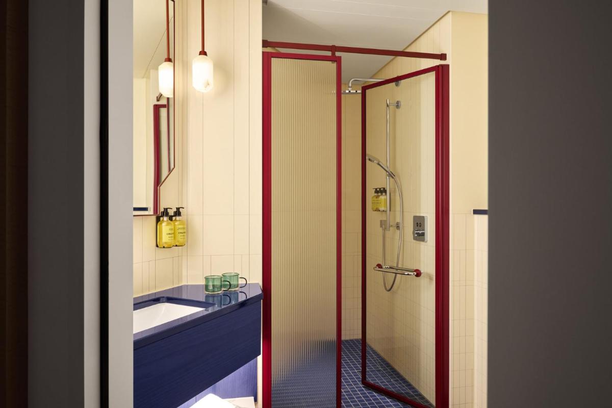 Ein Bett oder Betten in einem Zimmer der Unterkunft Kimpton Main Frankfurt by IHG