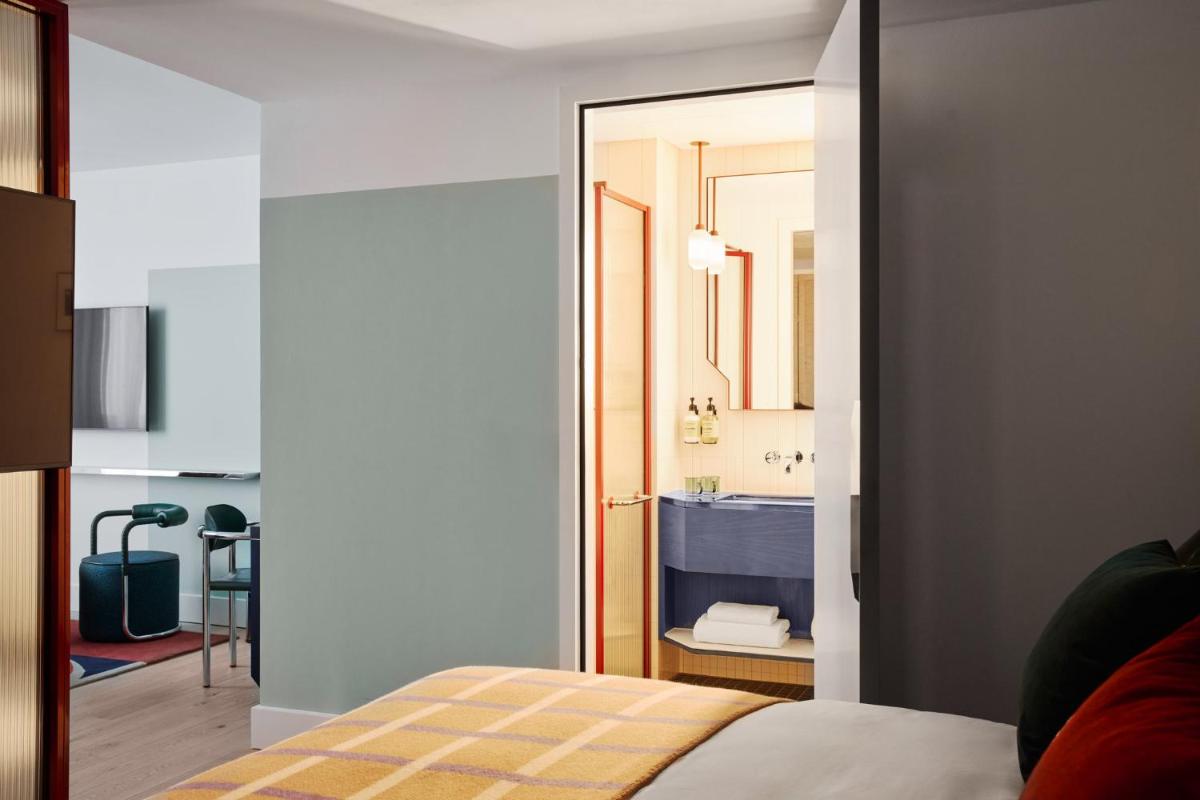 Ein Bett oder Betten in einem Zimmer der Unterkunft Kimpton Main Frankfurt by IHG