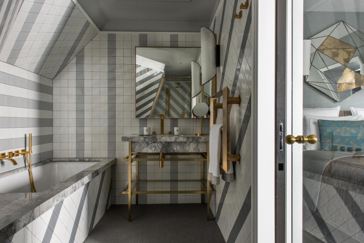 Un ou plusieurs lits dans un hébergement de l'établissement Nolinski Paris - Evok Collection