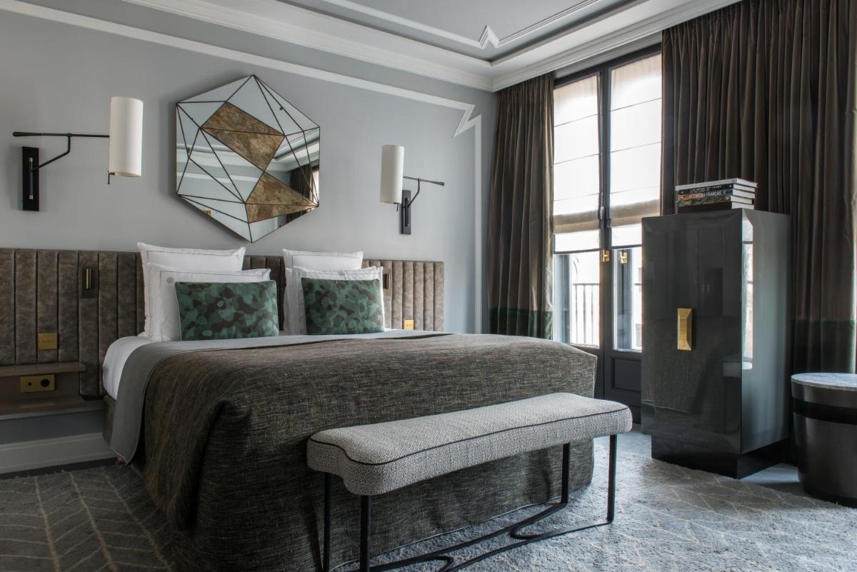 Un ou plusieurs lits dans un hébergement de l'établissement Nolinski Paris - Evok Collection