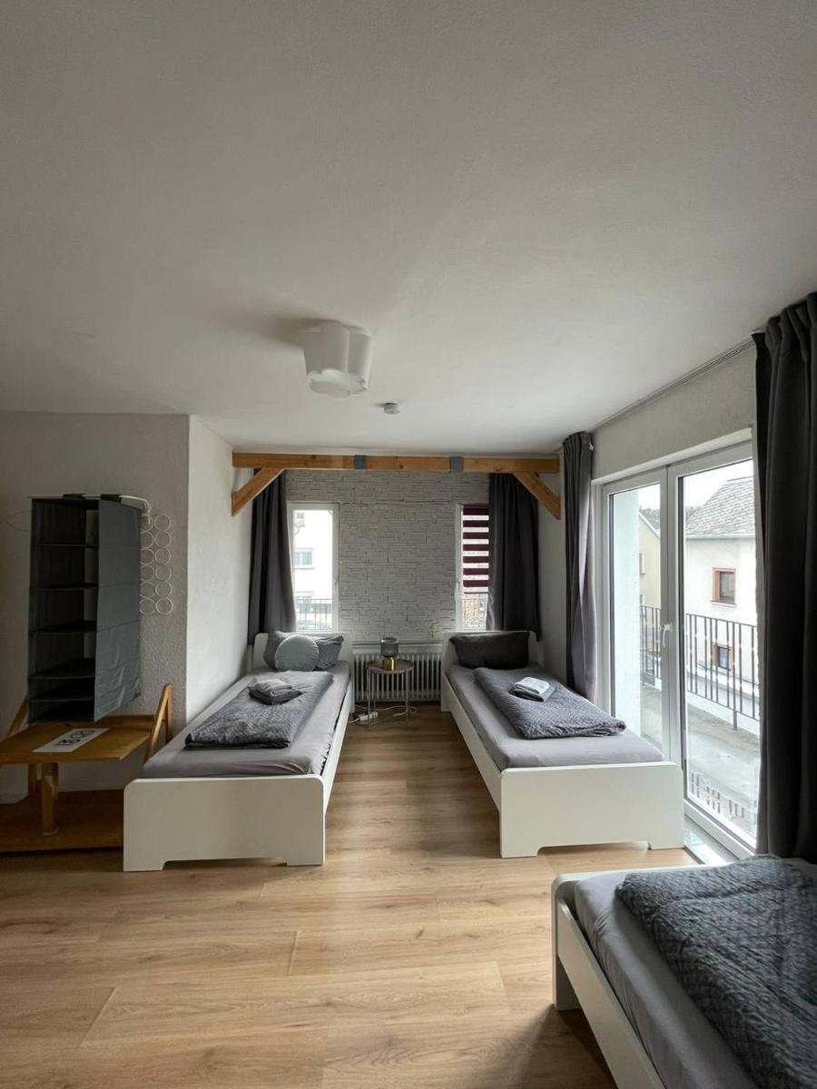 Renoviertes Monteurhaus in Ochtendung im Altbau-Flair für 10 Personen! - Housity