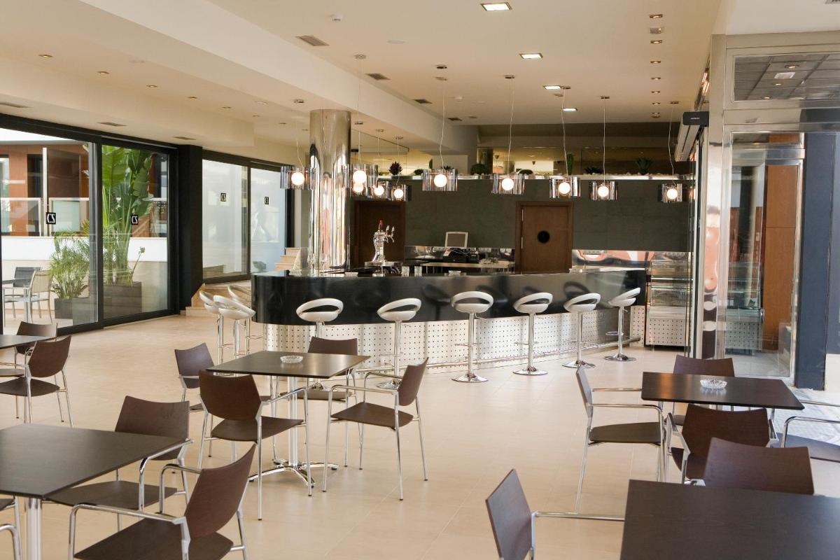 Hotel y Apartamentos Conilsol - Housity
