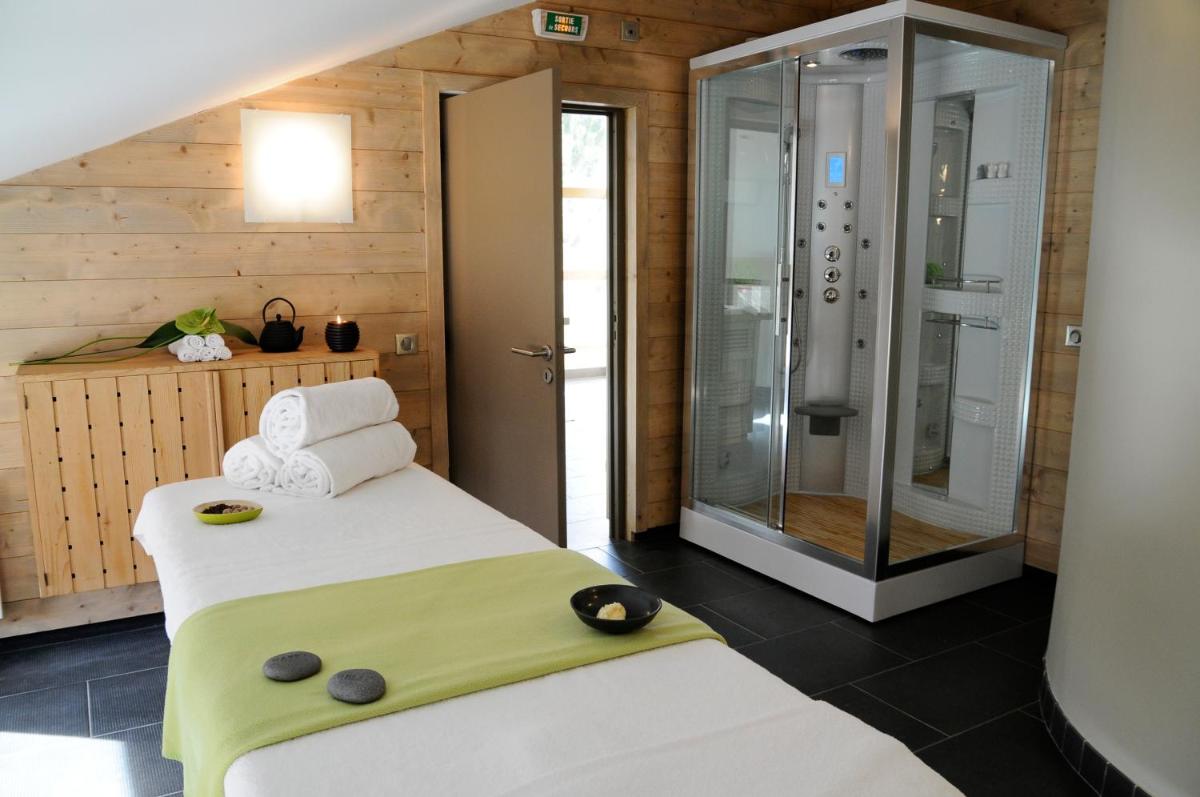 une chambre avec une douche et un lit dans l'établissement Hôtel Restaurant La Tourmaline, à Aime La Plagne