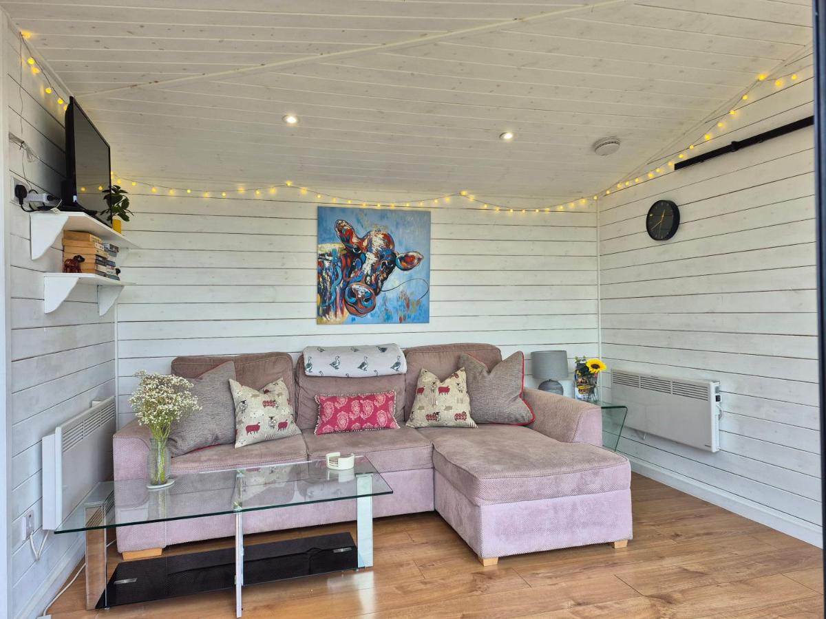 Brondini View Cabin (Private Garden and Hot Tub) - Housity