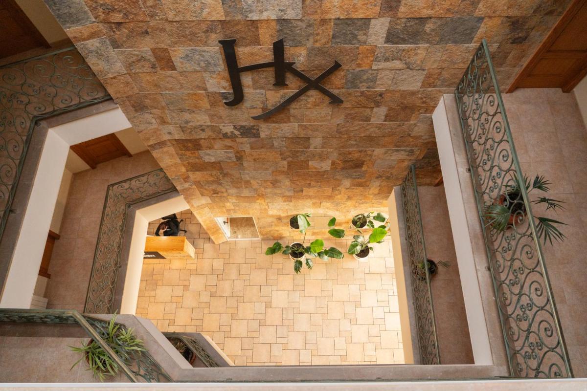 un reloj en el techo de un edificio en Hotel Xauen, en Montanejos