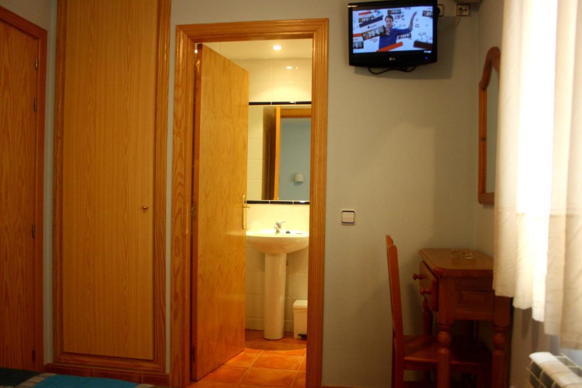 Hostal La Granja - Housity