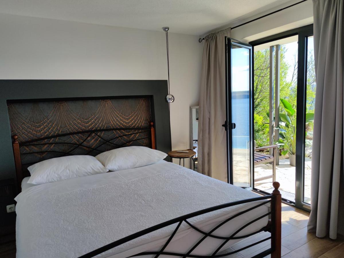Artistic Beach House with Pool - Housity