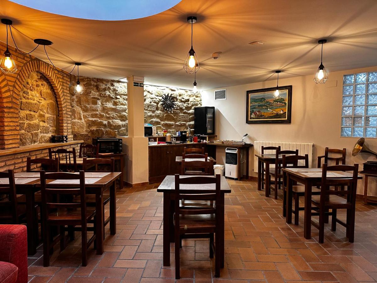 Hostal Rural 18 de Abril - Housity