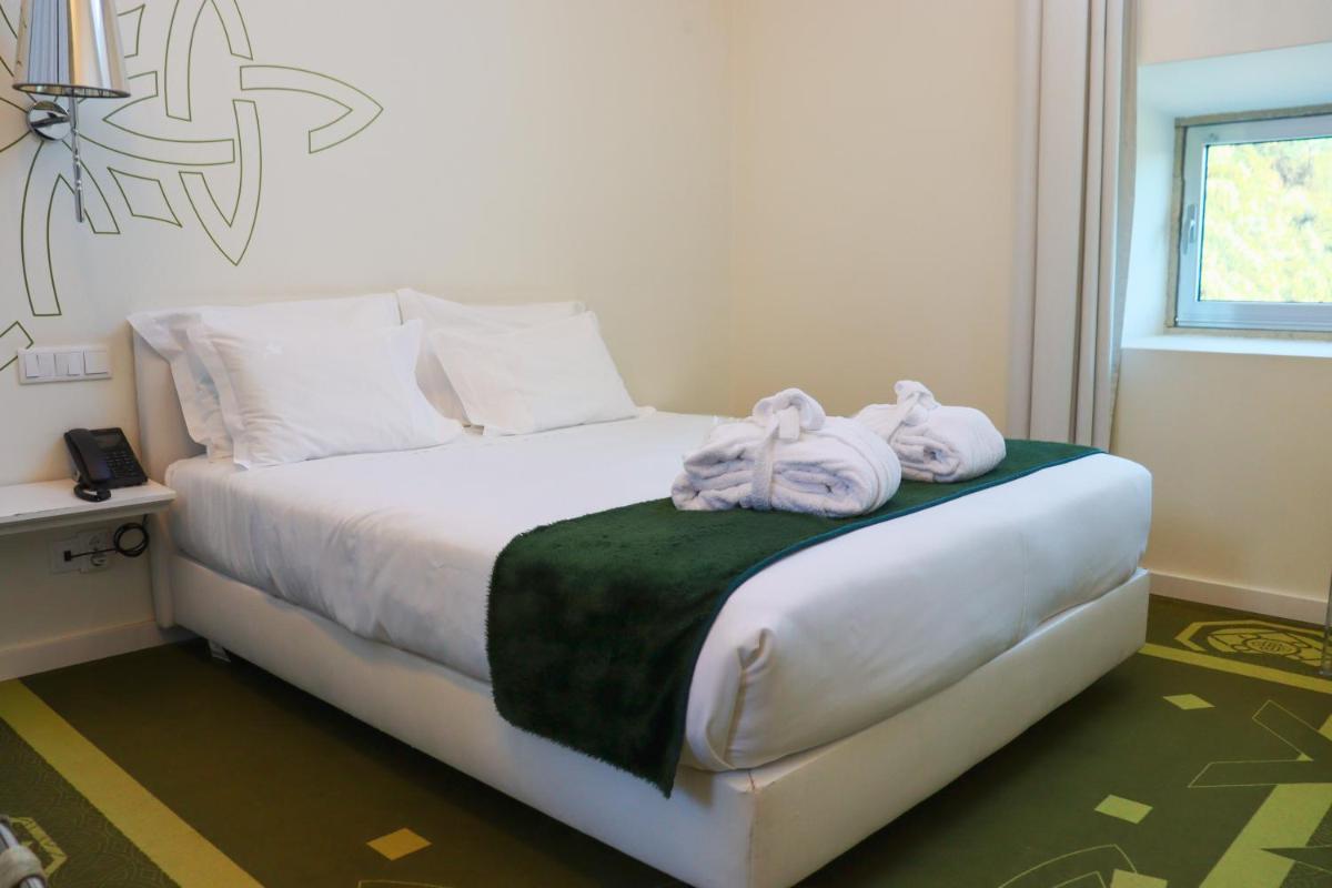 Uma cama ou camas num quarto em HD