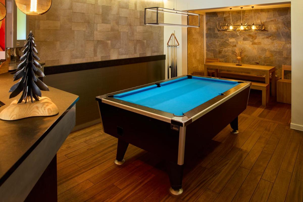 Billard dans l'établissement Hôtel Le Grand Tétras
