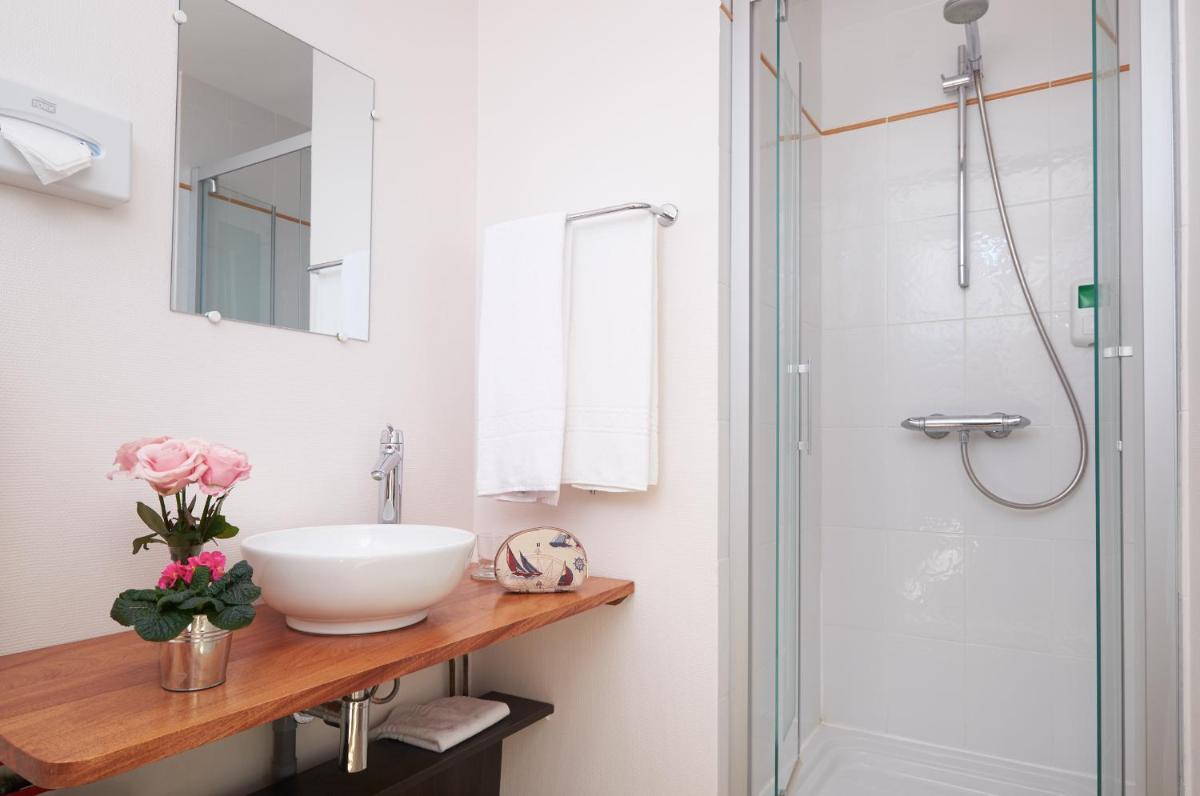 Salle de bains dans l'établissement The Originals Boutique Hôtel La Villa Ouest & Spa