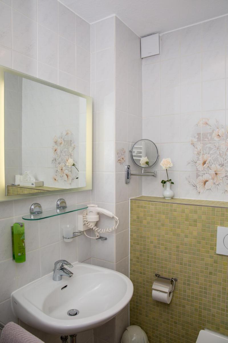 Das FRITZ Hotel Schwerin schöne Lage im Grünen mit regionaler Küche kostenfreien Parkplätzen und E Ladestation - Hizvo