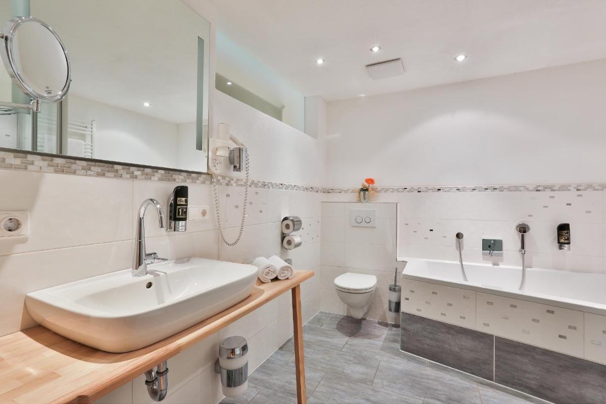 Tourist Hotel Boehm - Housity