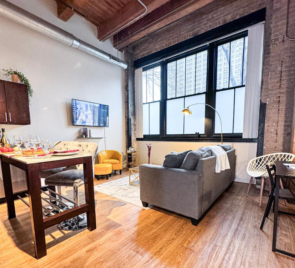Luxéry Stay Chicago - Themed Units! Close to Downtown, McCormick Place & Wintrust Arena - Hizvo