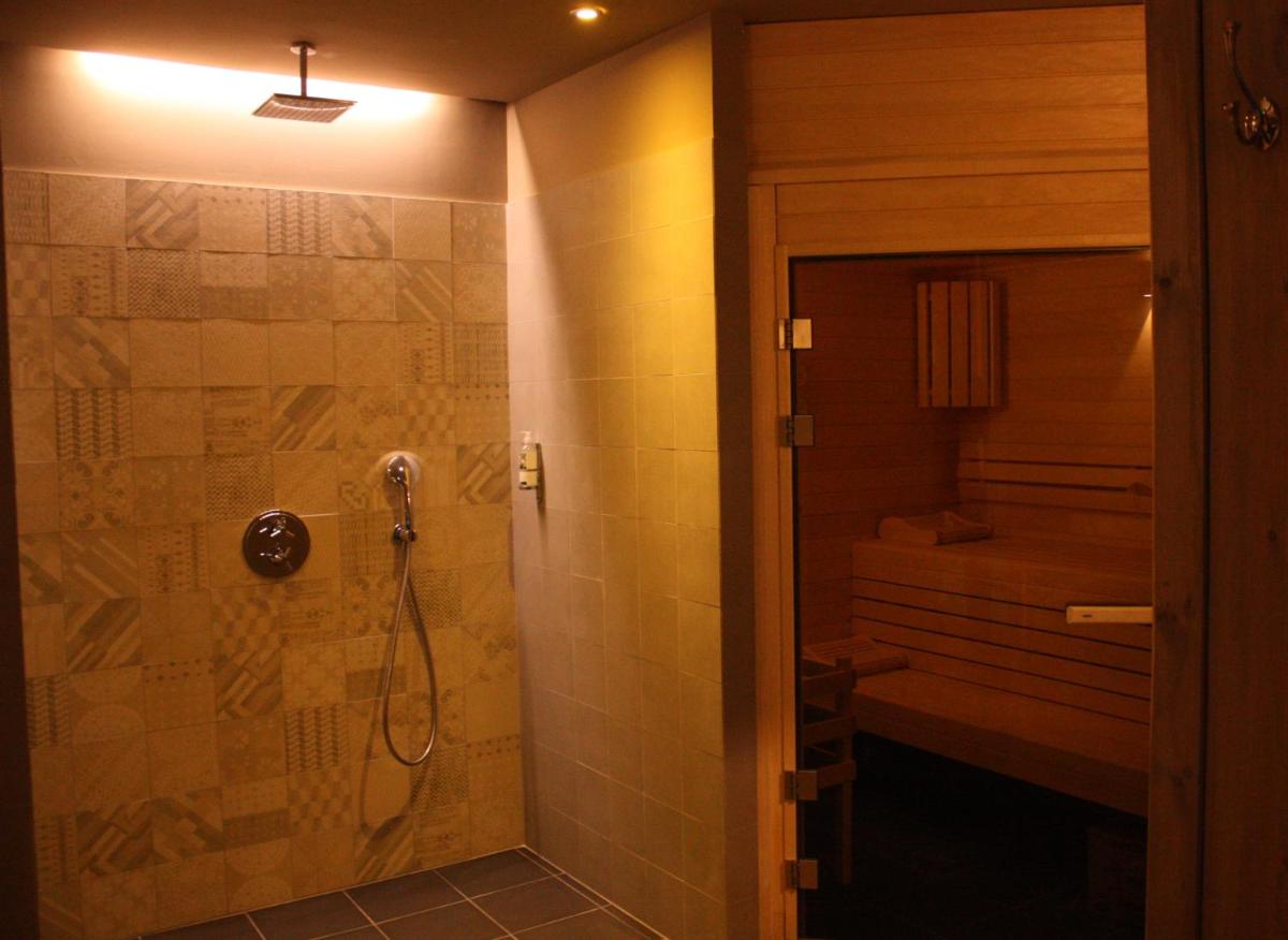 Salle de bains dans l'établissement Les Glycines - Hôtel & Spa - Teritoria