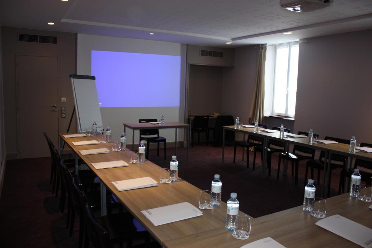 une salle avec des tables, des chaises et un écran de projection dans l'établissement Les Glycines - Hôtel & Spa - Teritoria, à Les Eyzies-de-Tayac 102 autres photos