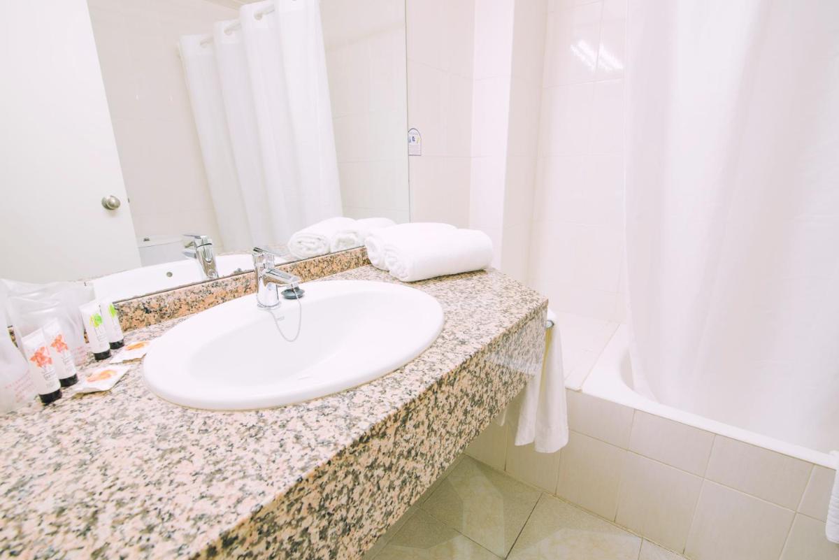Un baño de azuLine Hotel Bahamas y Bahamas II