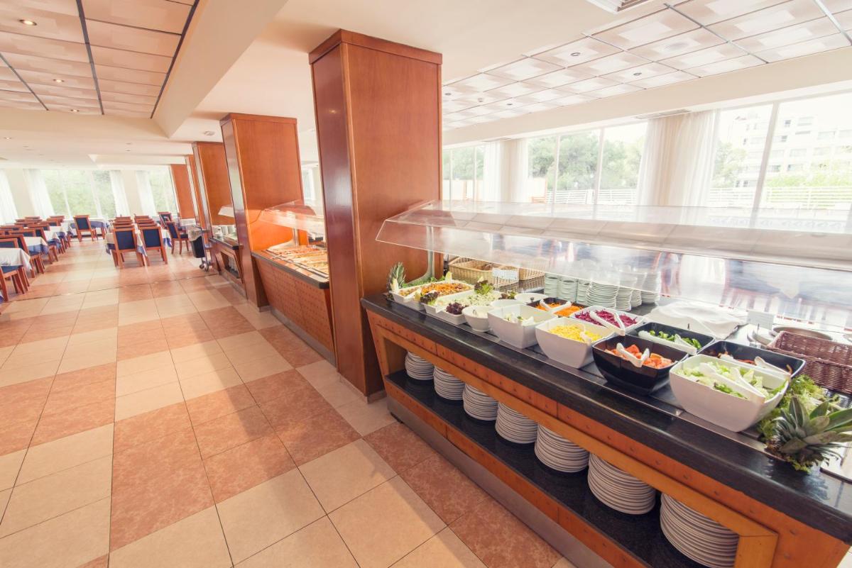 Comida en o cerca de este hotel