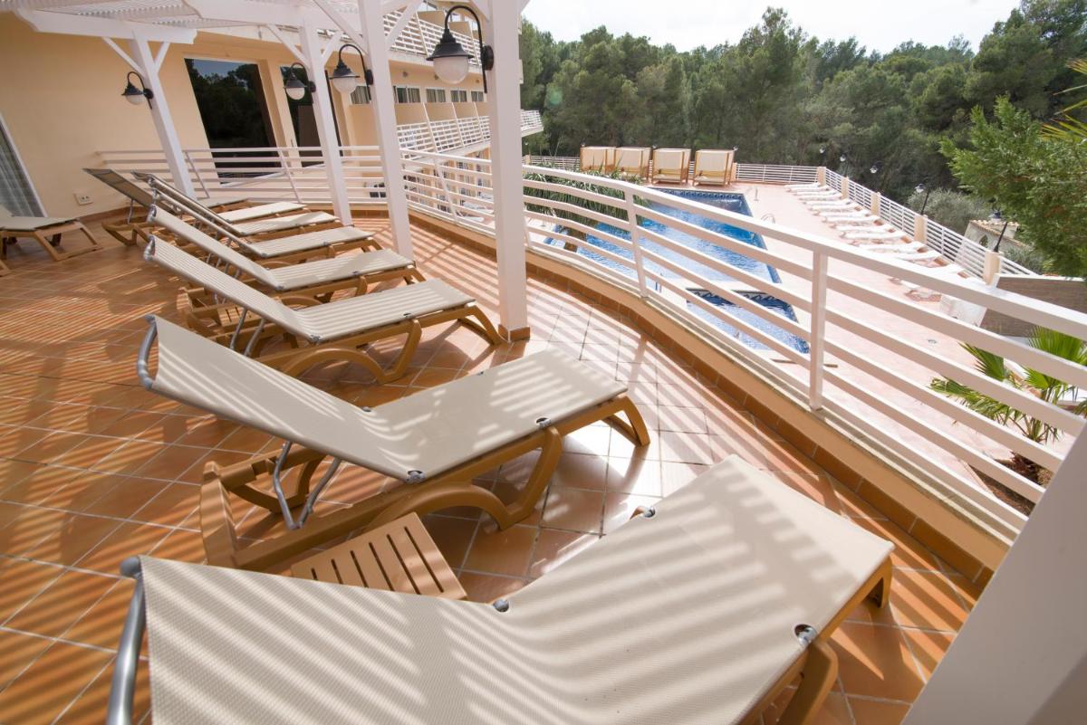 Un balcón o terraza de azuLine Hotel Bahamas y Bahamas II