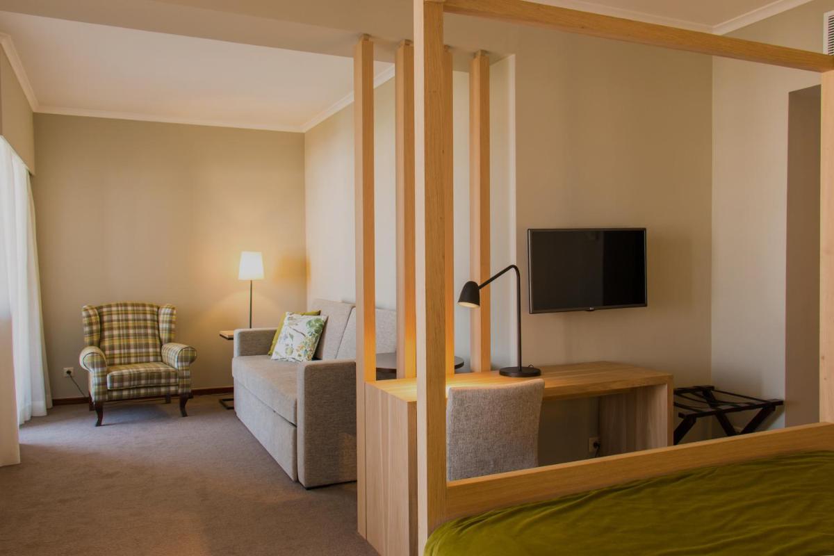 Uma televisão e/ou sistema de entretenimento em Evora Hotel