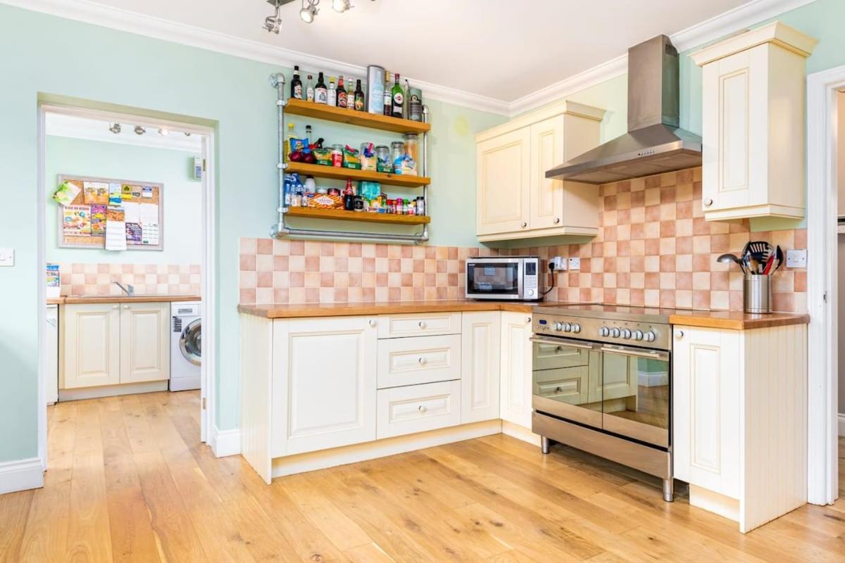 Detached luxury 5 bed house, lanscaped garden, fire pit, parking, can sleep families or workers - Housity