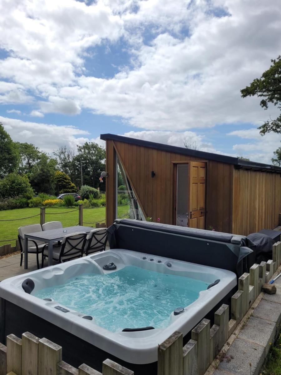 Brondini View Cabin (Private Garden and Hot Tub) - Housity