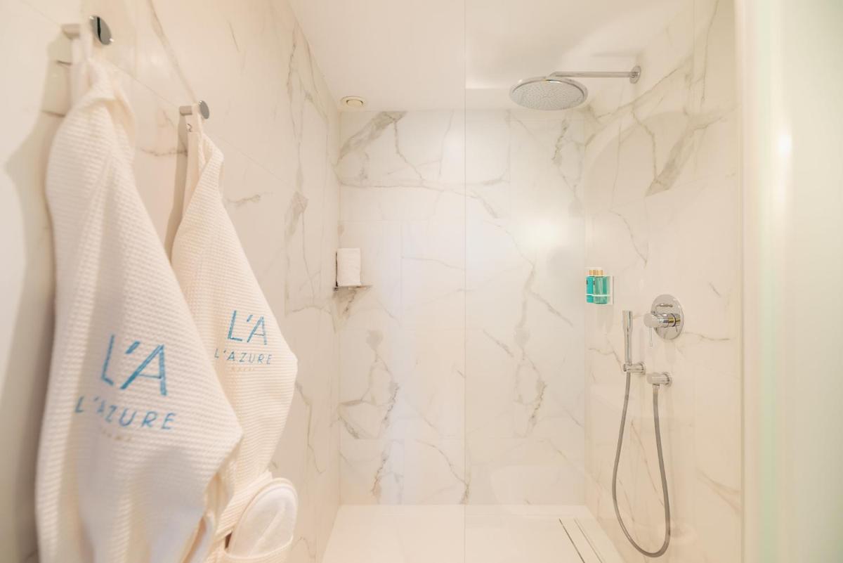 Un baño de L'Azure Hotel 4* Sup