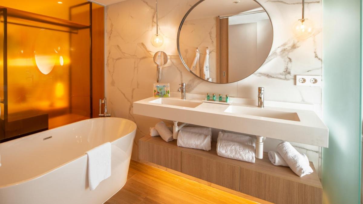 Un baño de L'Azure Hotel 4* Sup