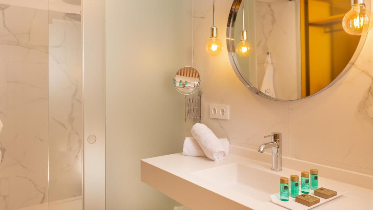 Un baño de L'Azure Hotel 4* Sup