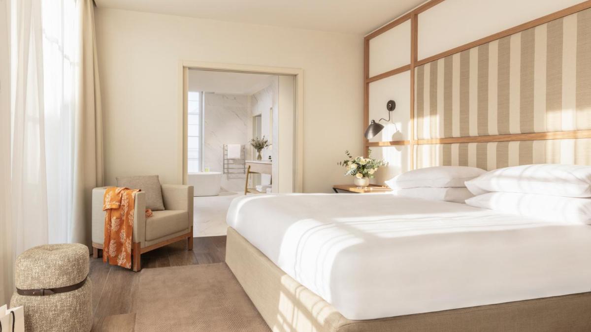 Un ou plusieurs lits dans un hébergement de l'établissement Le Grand Pavillon Chantilly
