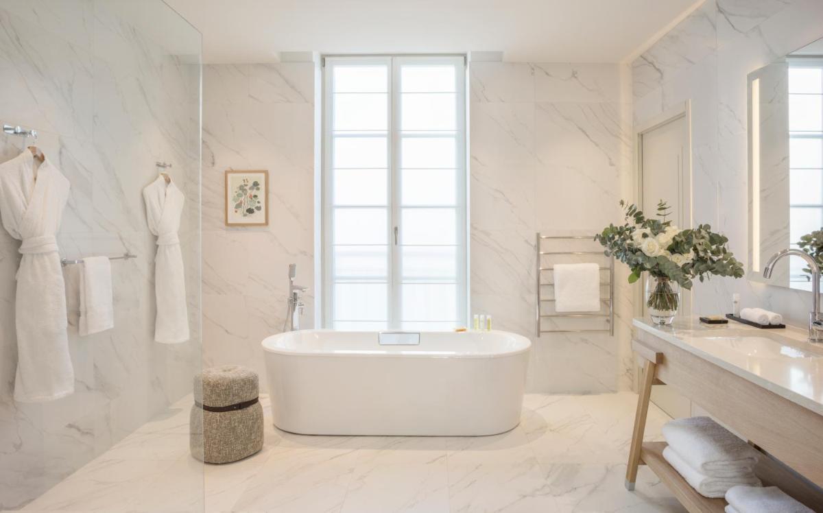Salle de bains dans l'établissement Le Grand Pavillon Chantilly