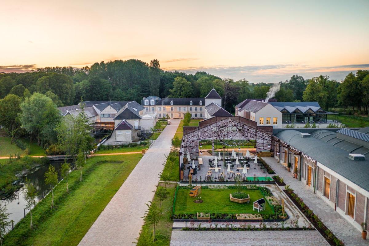 une vue aérienne d'une maison avec une cour dans l'établissement Le Grand Pavillon Chantilly, à Chantilly