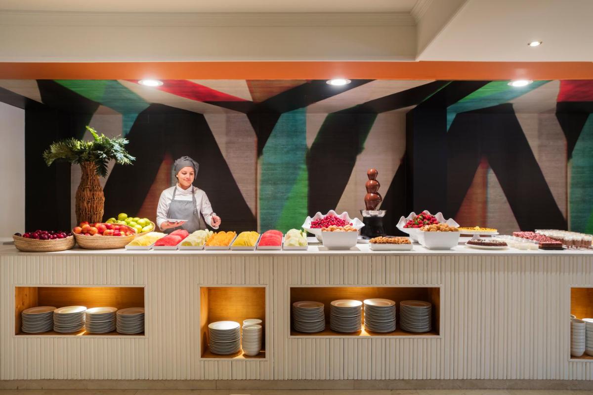 Comida en o cerca de este hotel