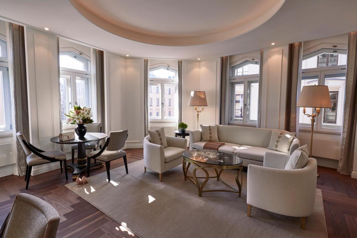Ein Sitzbereich in der Unterkunft Vier Jahreszeiten Kempinski München