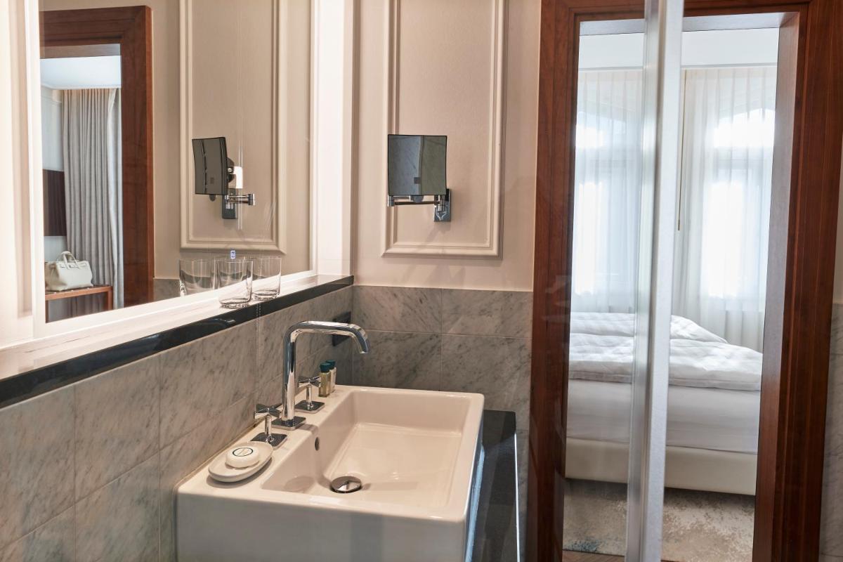 Ein Badezimmer in der Unterkunft Vier Jahreszeiten Kempinski München