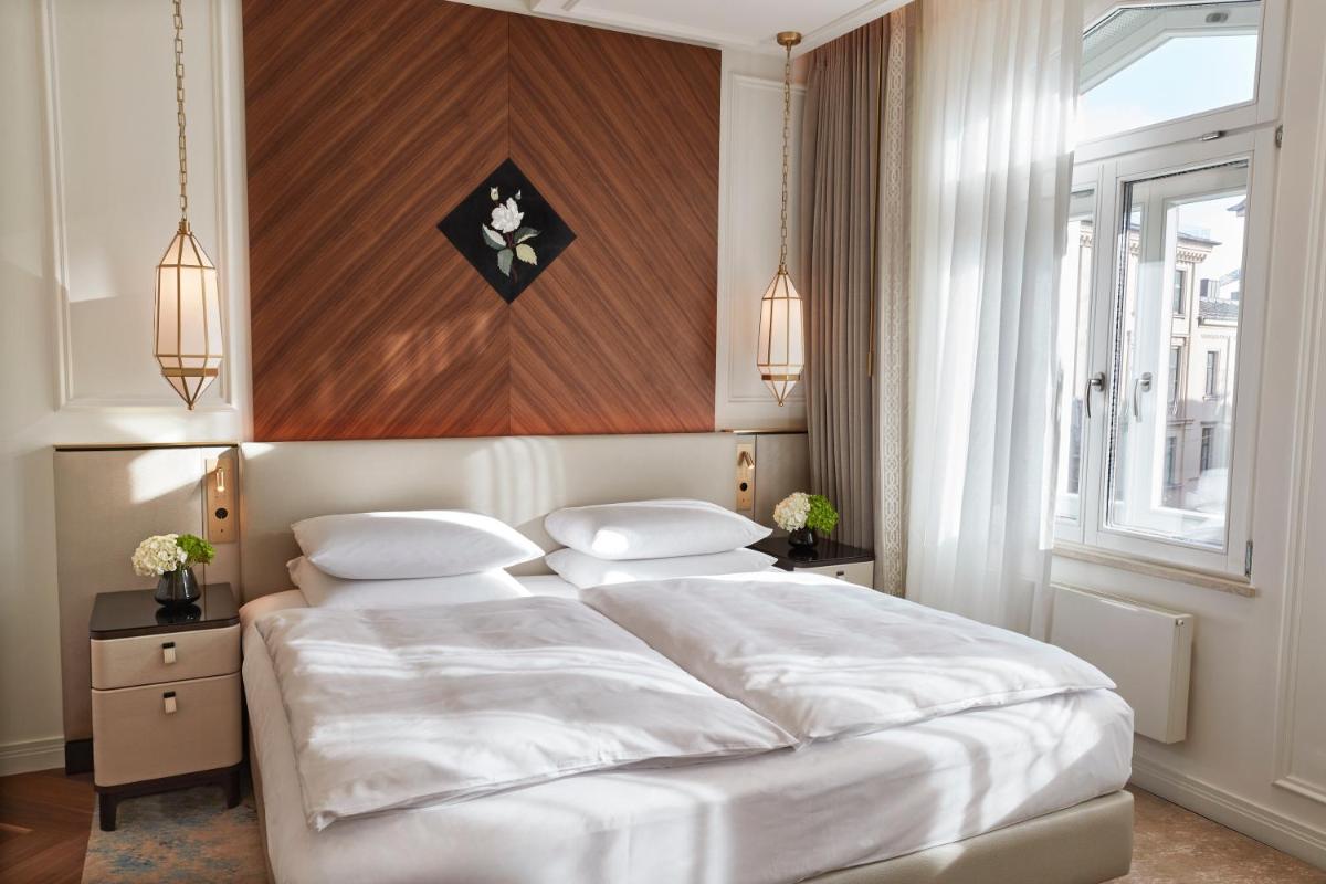 Ein Bett oder Betten in einem Zimmer der Unterkunft Vier Jahreszeiten Kempinski München