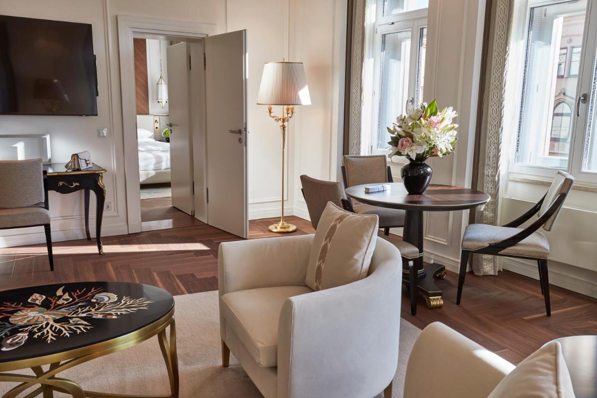 Ein Sitzbereich in der Unterkunft Vier Jahreszeiten Kempinski München