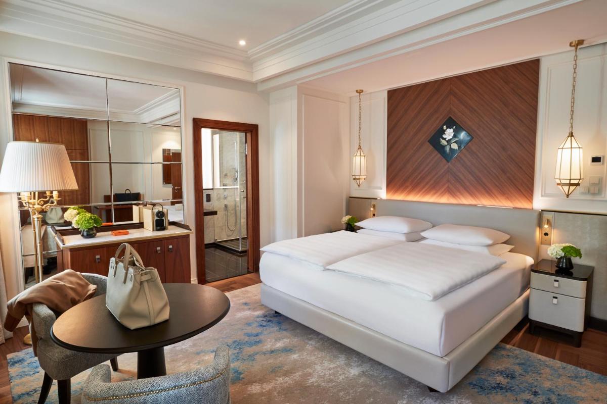 Ein Bett oder Betten in einem Zimmer der Unterkunft Vier Jahreszeiten Kempinski München