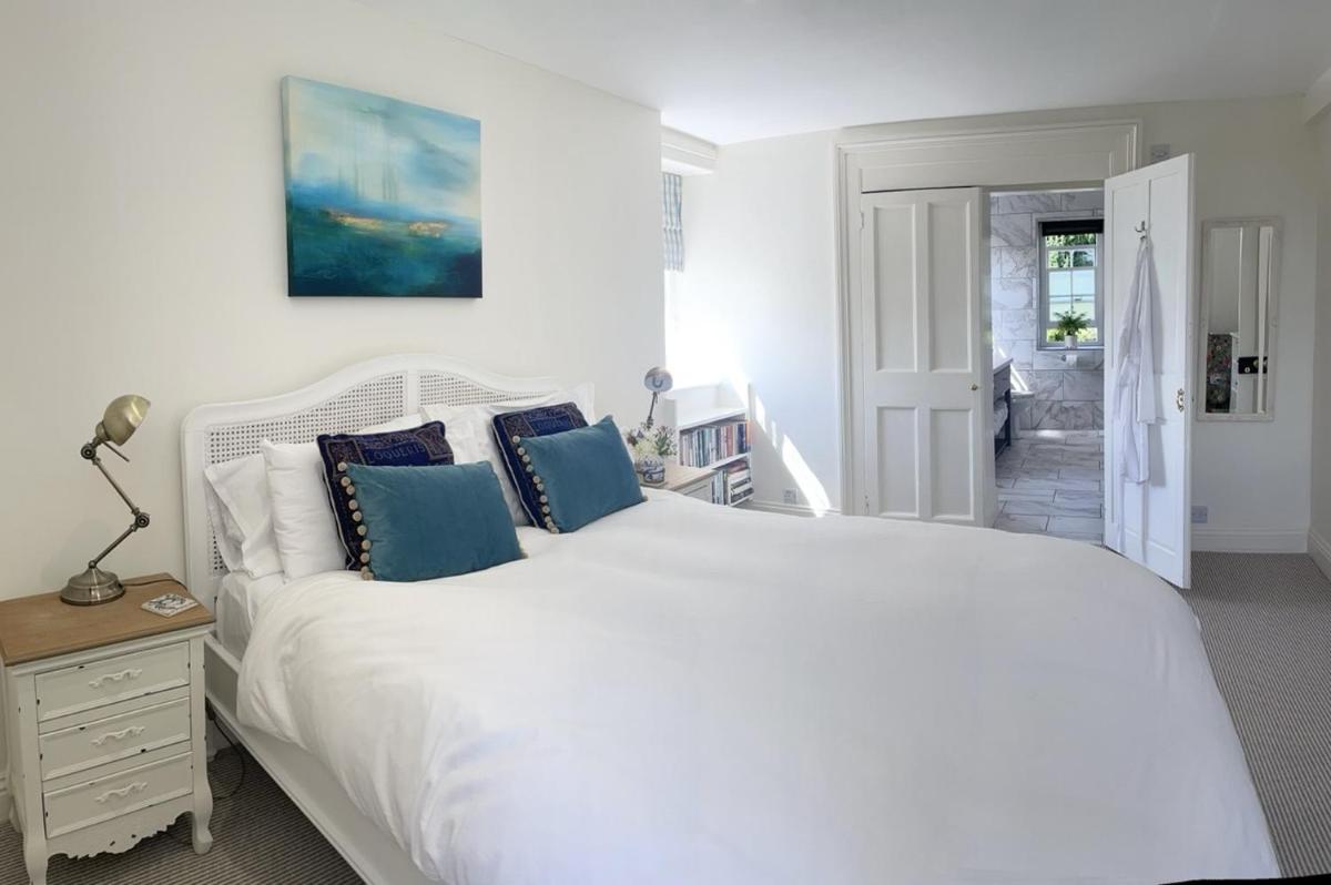 Hazelwood Apartment - Luxury Accommodation in Somerton, Somerset - Housity