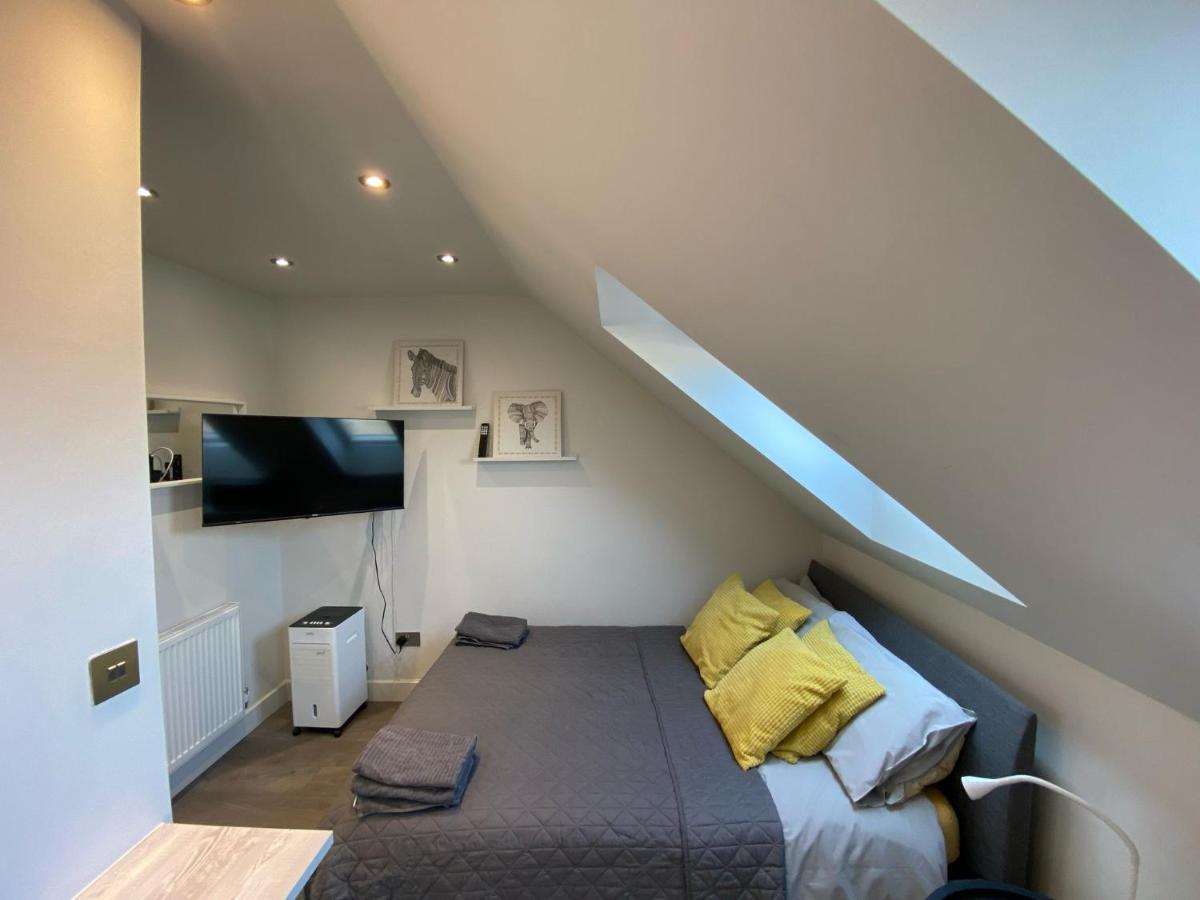 Quiet North London - 2 x Double Bedrooms - Close to Station and 20mins Central London - Housity