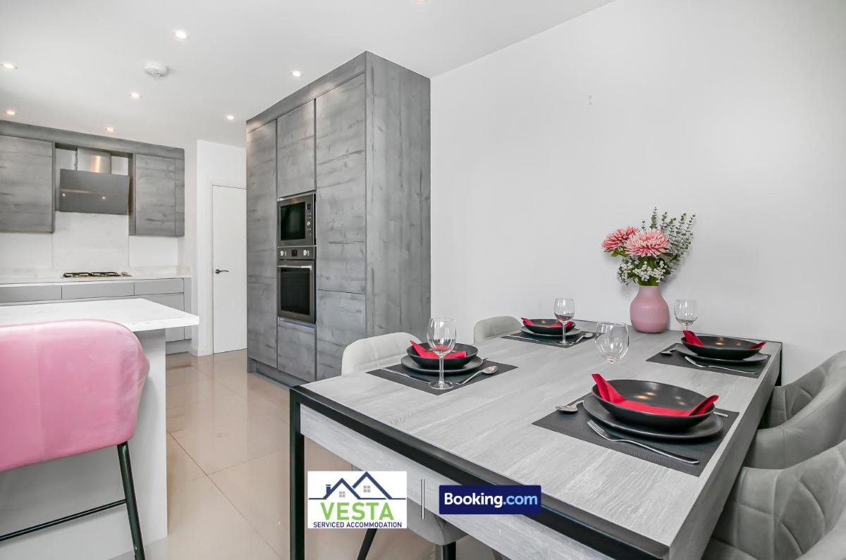 Three Bedroom House By Vesta Serviced Accommodation & Short Lets Borehamwood With Free WiFi & Free Parking - Housity