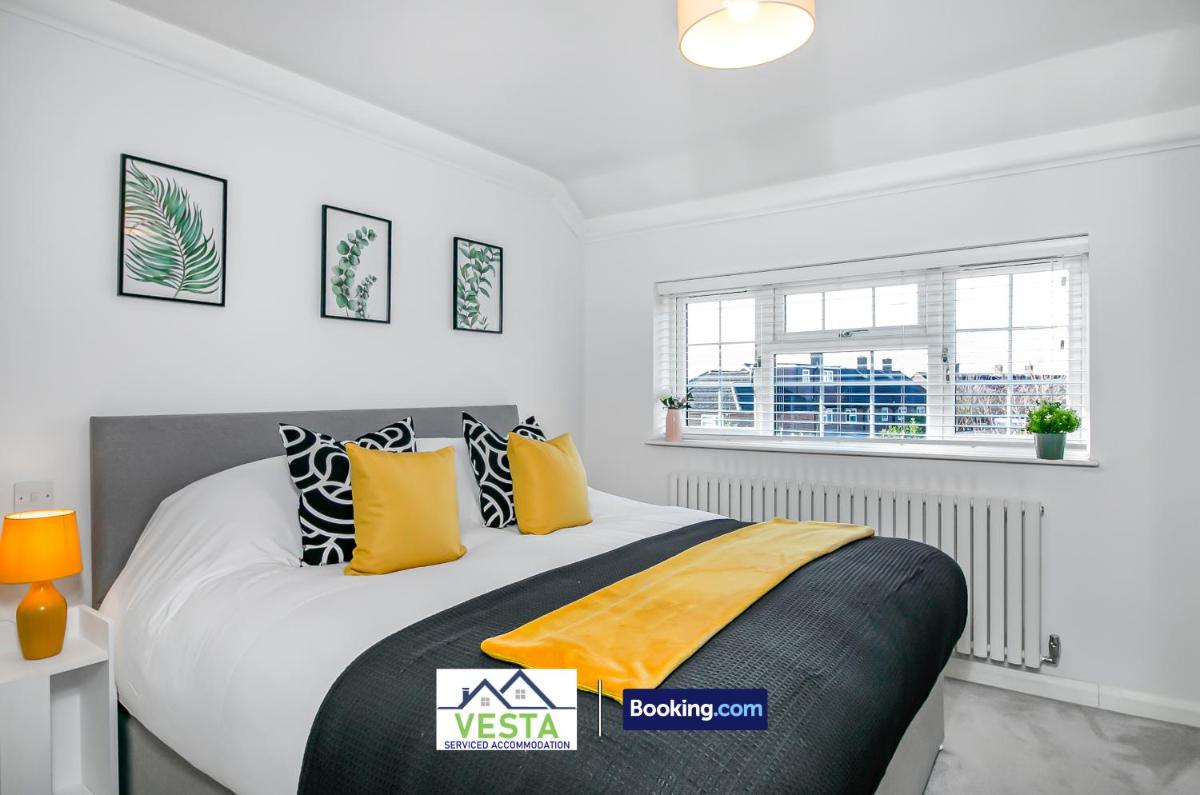 Three Bedroom House By Vesta Serviced Accommodation & Short Lets Borehamwood With Free WiFi & Free Parking - Housity