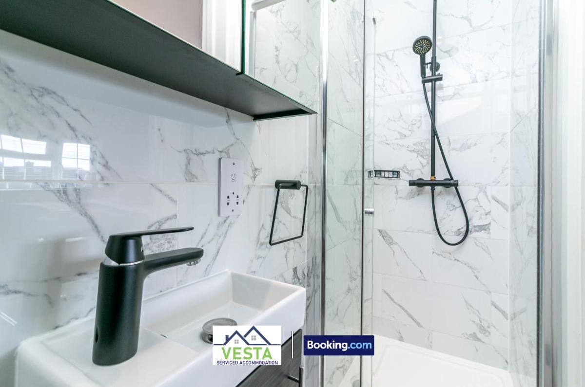 Three Bedroom House By Vesta Serviced Accommodation & Short Lets Borehamwood With Free WiFi & Free Parking - Housity