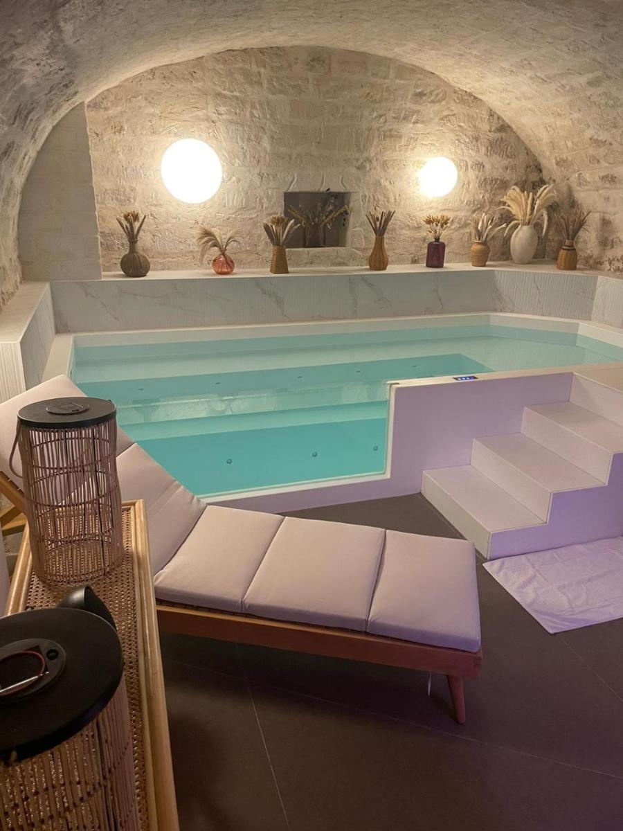 Piscine de l'établissement Hôtel Hiro Paris ou située à proximité