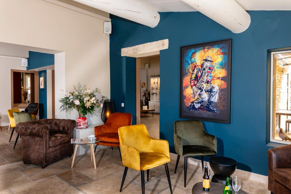 Coin salon dans l'établissement Mas De La Senancole & Spa