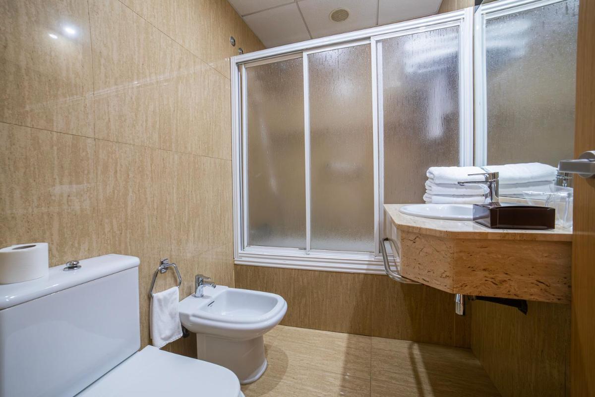 Un baño de Hotel Auditorio Santiago & Spa