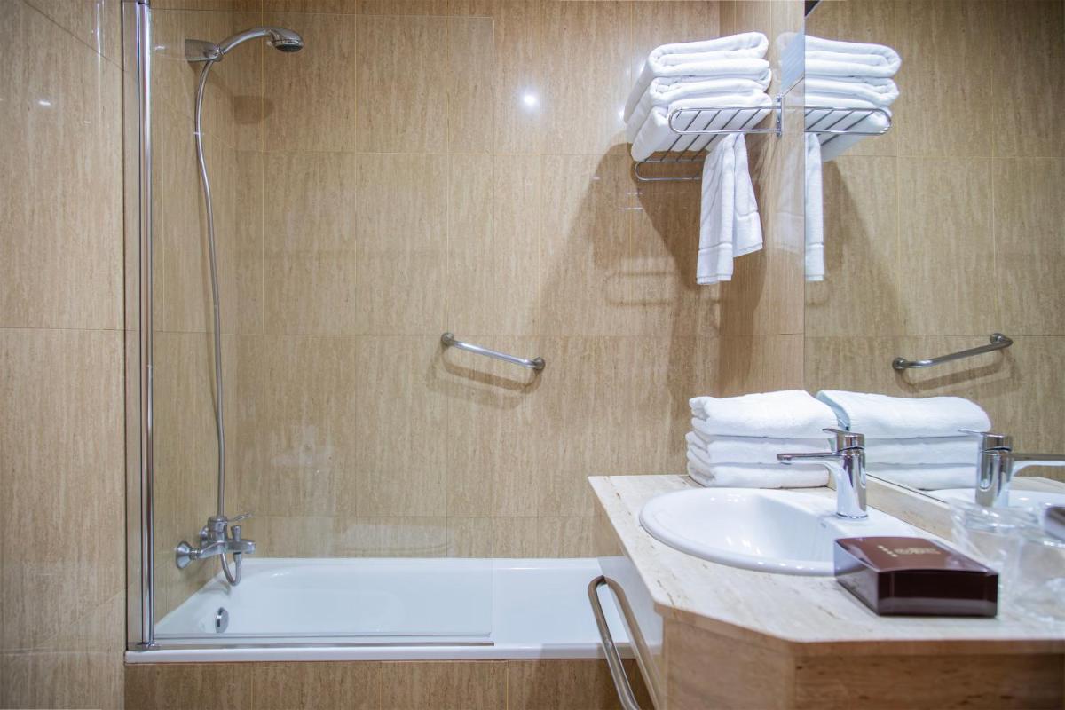 Un baño de Hotel Auditorio Santiago & Spa