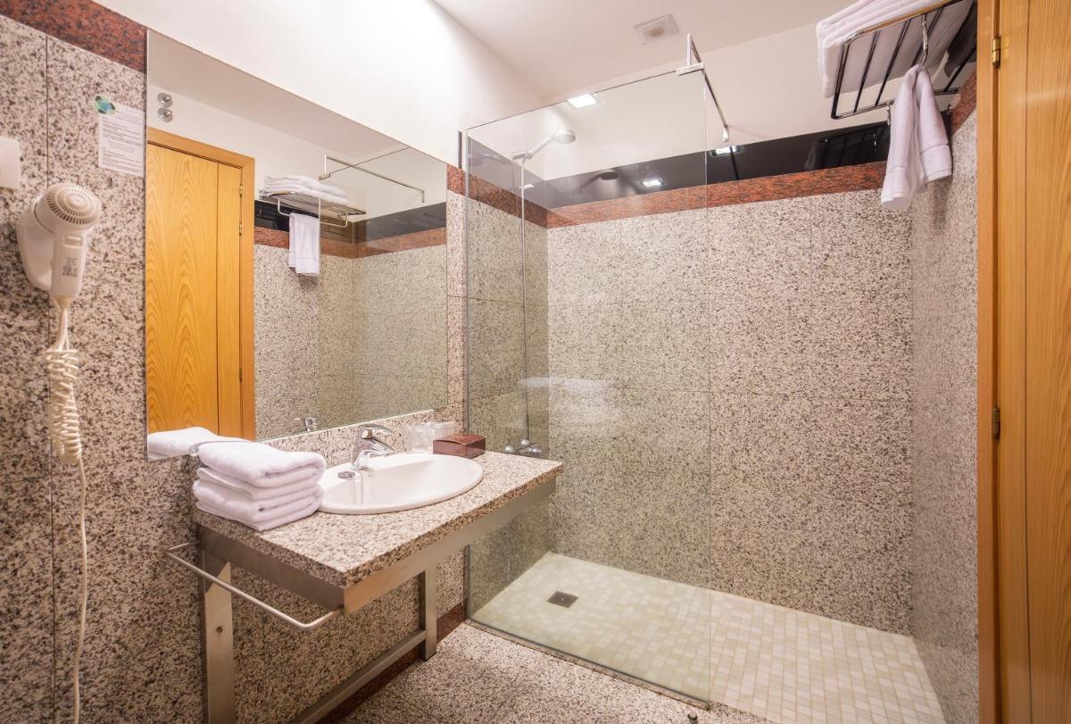 Un baño de Hotel Auditorio Santiago & Spa